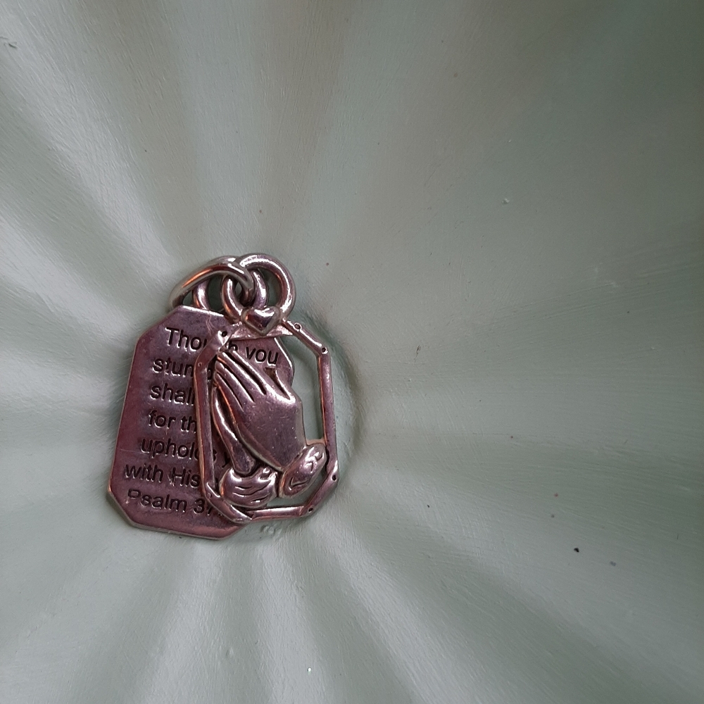 Lure Bijoux Scripture praying hands pendant